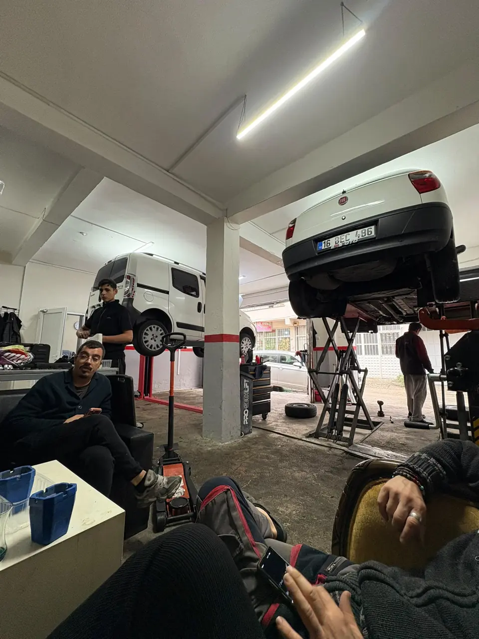 ENS Auto Service atölyesi, liftte araçlar