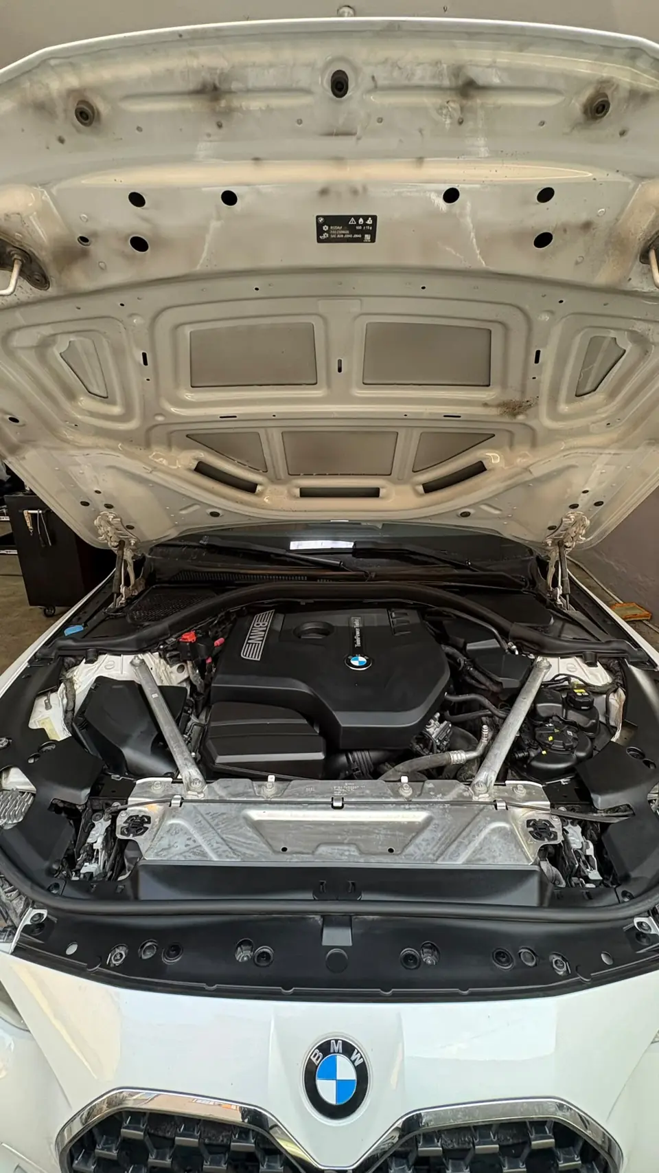 BMW motor bölmesinde periyodik bakım