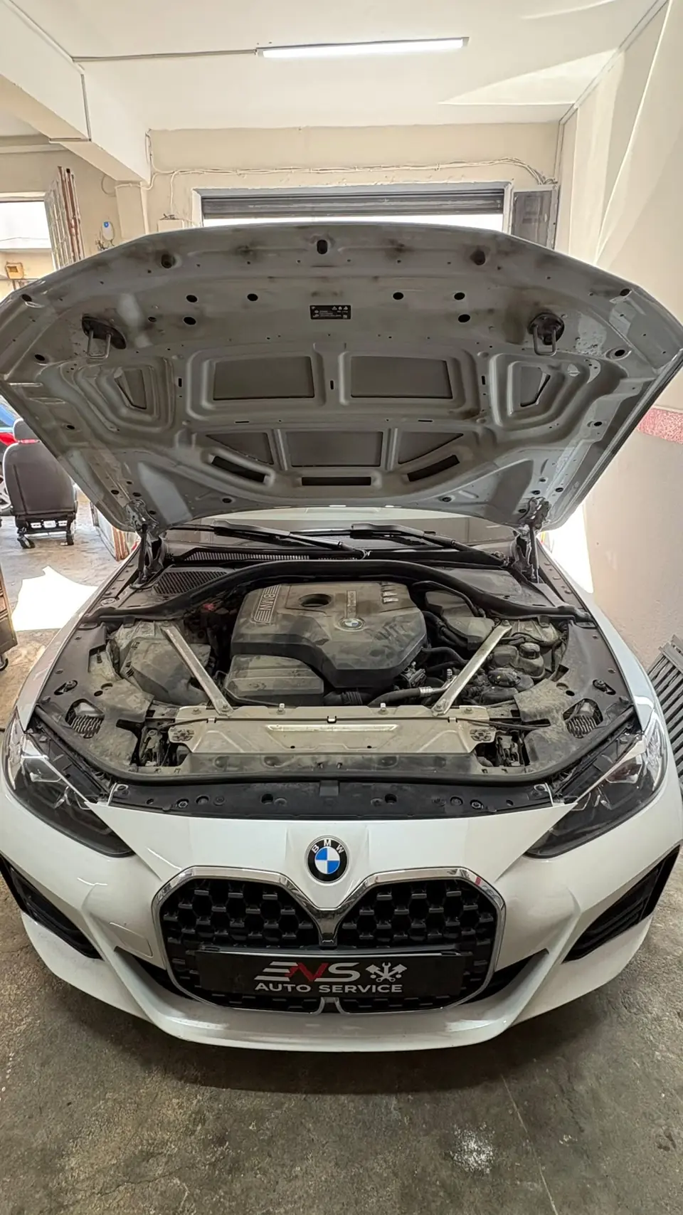 Bakıma alınmış BMW 4 Serisi motor bölmesi