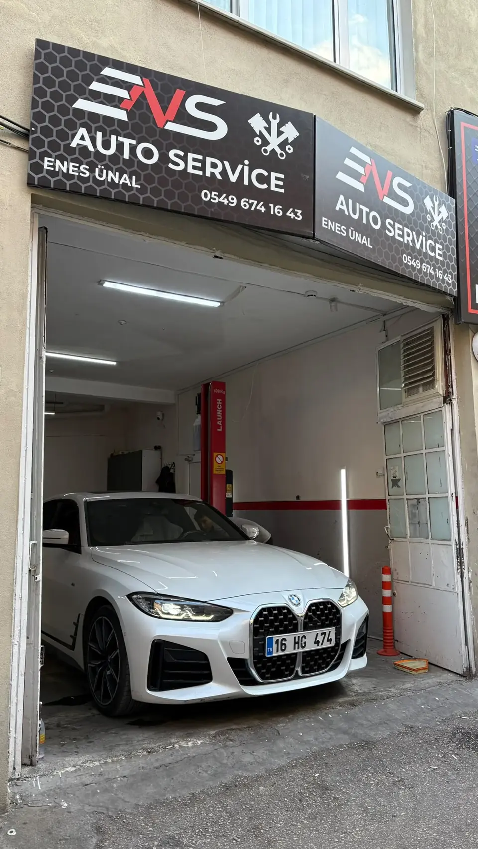 ENS Auto Service tabelası ve serviste bekleyen beyaz BMW, Küplüpınar Osmangazi